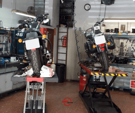Motos subidas en los elevadores hidráulicos del taller
