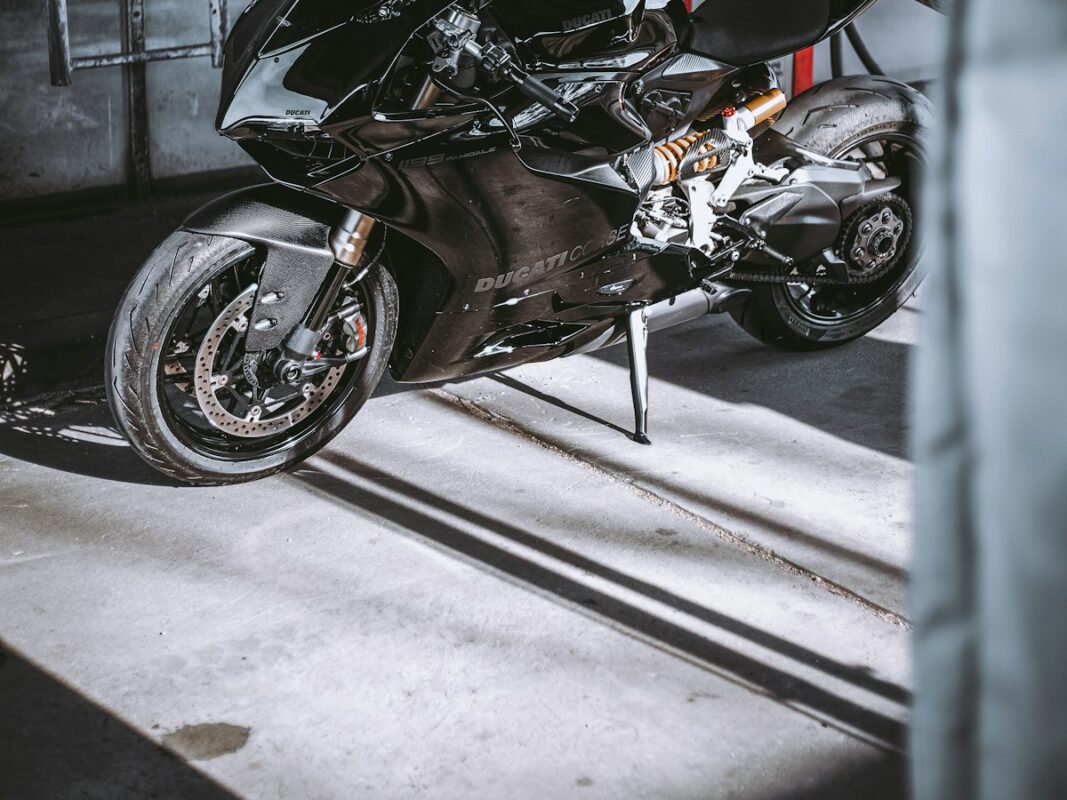 Moto deportiva en el taller