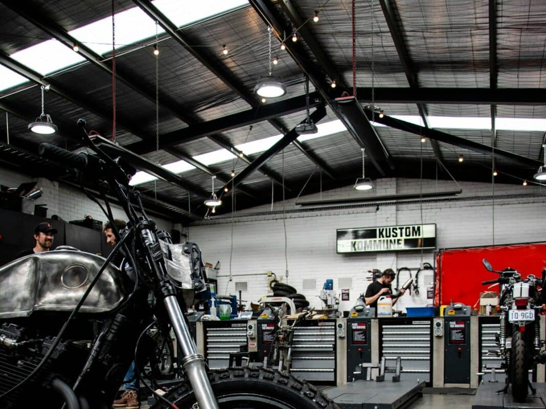 Moto custom en el taller