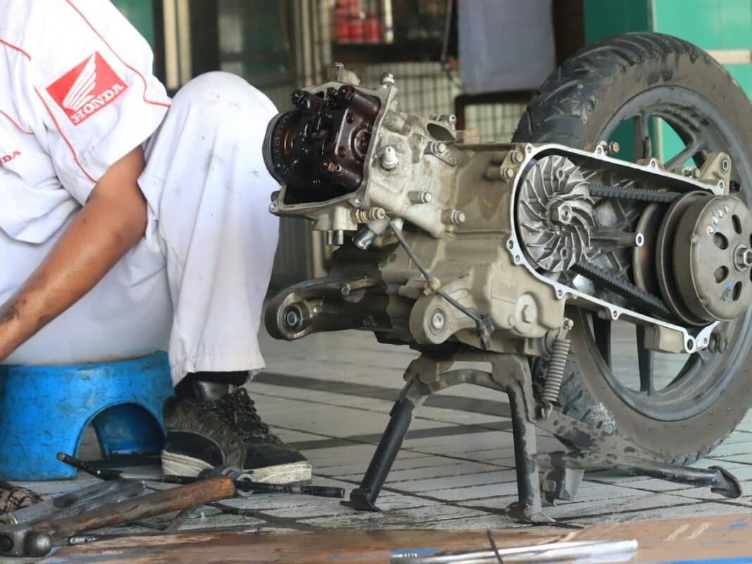 Mecánico revisando el motor de una moto