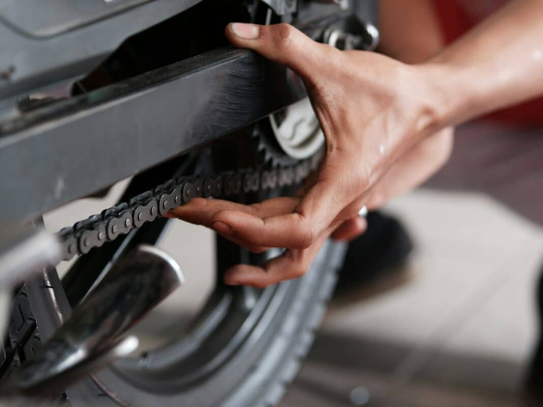 Ajuste de la cadena de una moto