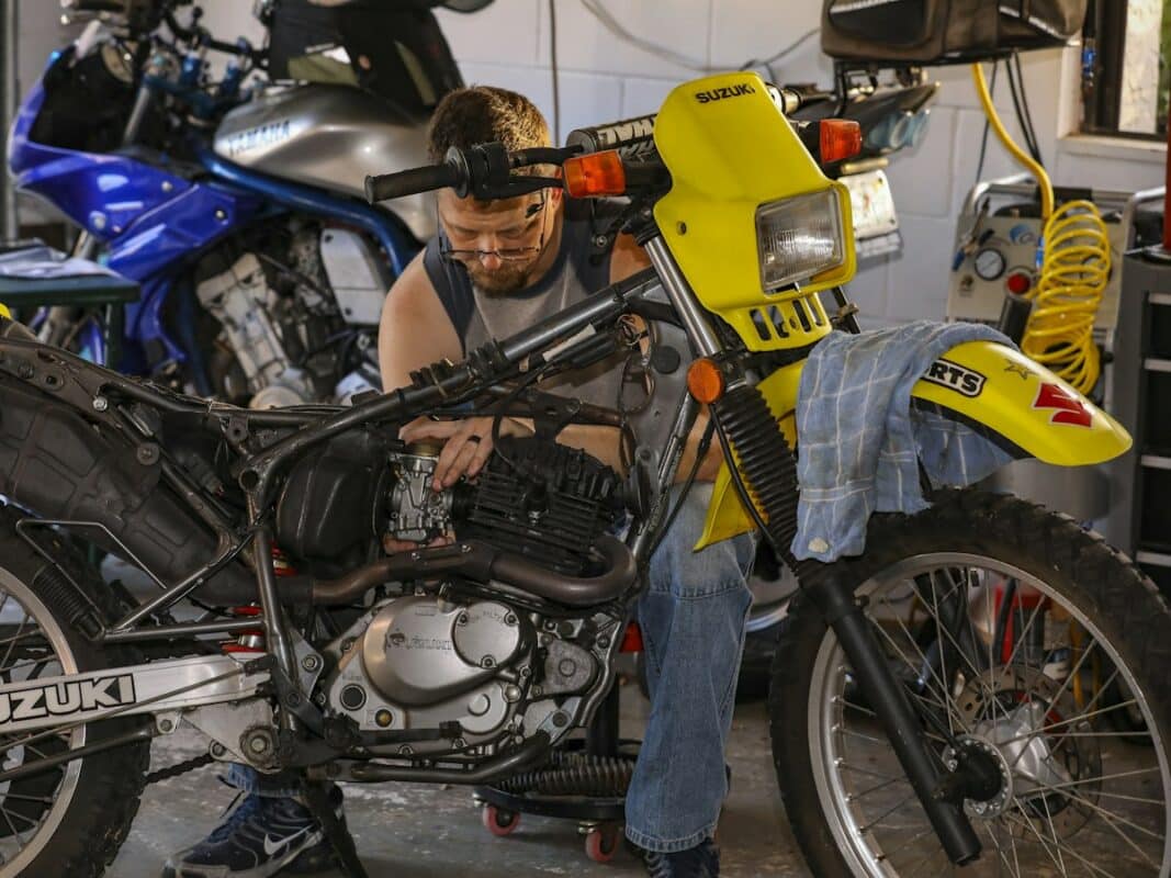 Reparación de una moto en el taller
