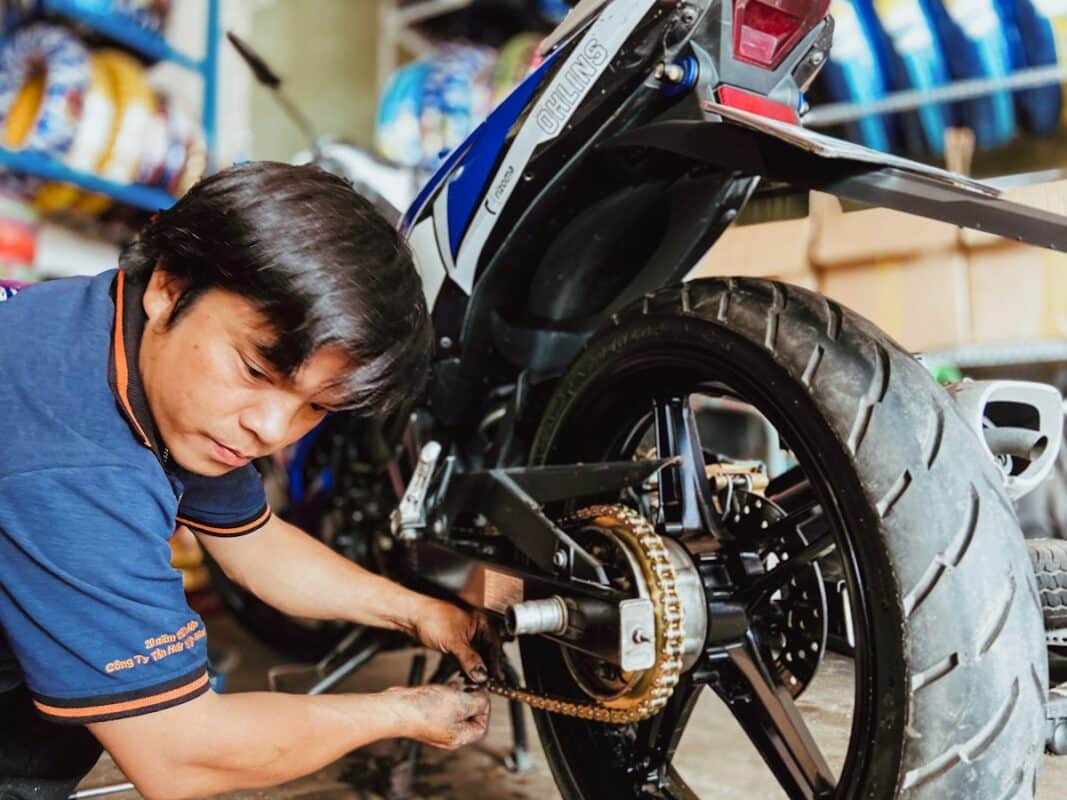 Mecánico revisando la rueda trasera de una moto